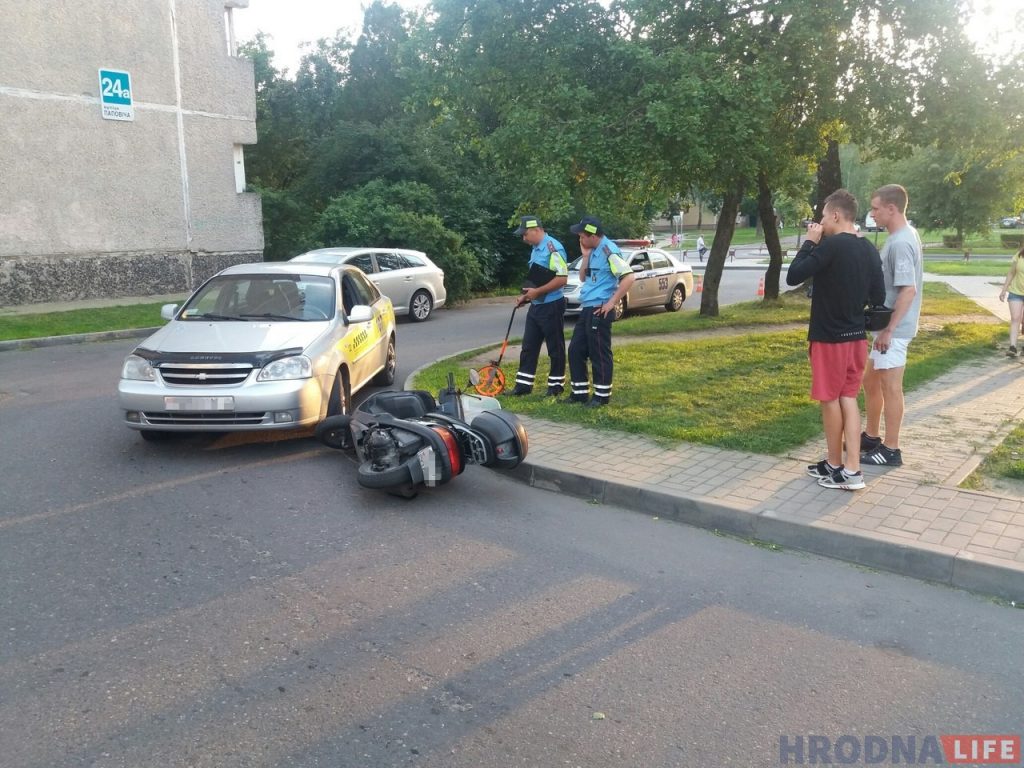 На Паповіча ў дварах сутыкнуліся скутар і таксі: ёсць пацярпелыя