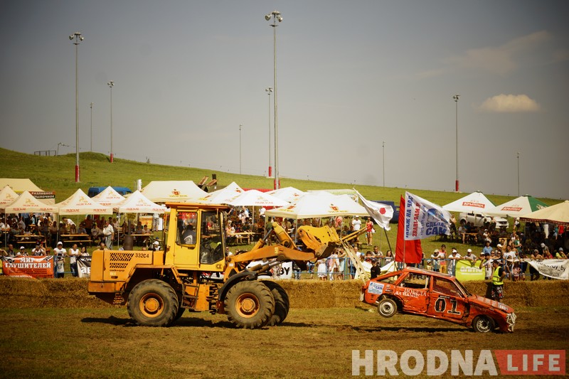 "Перамог на пустых колах". Чорная і белая "Волгі" сышліся ў фінальным двубоі гродзенскіх аўтабаёў "Перамог на пустых колах". Чорная і белая "Волгі" сышліся ў фінальным двубоі гродзенскіх аўтабаёў