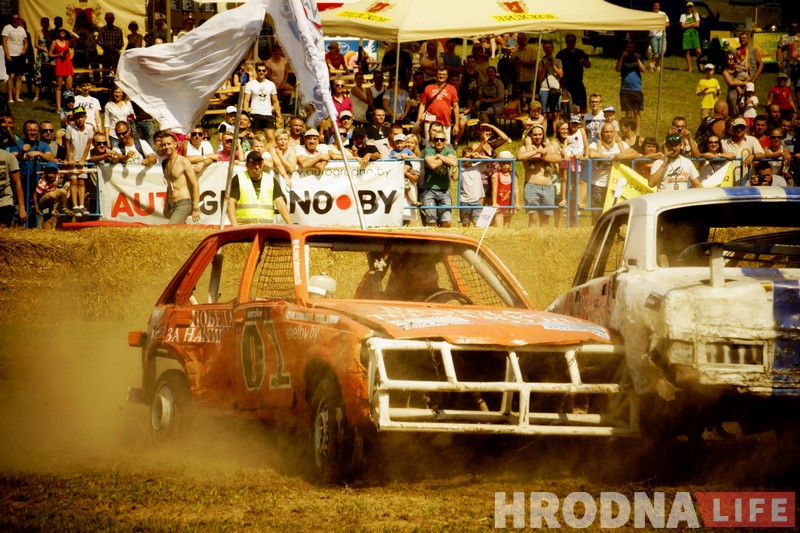 "Перамог на пустых колах". Чорная і белая "Волгі" сышліся ў фінальным двубоі гродзенскіх аўтабаёў "Перамог на пустых колах". Чорная і белая "Волгі" сышліся ў фінальным двубоі гродзенскіх аўтабаёў