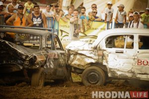 "Перамог на пустых колах". Чорная і белая "Волгі" сышліся ў фінальным двубоі гродзенскіх аўтабаёў "Перамог на пустых колах". Чорная і белая "Волгі" сышліся ў фінальным двубоі гродзенскіх аўтабаёў