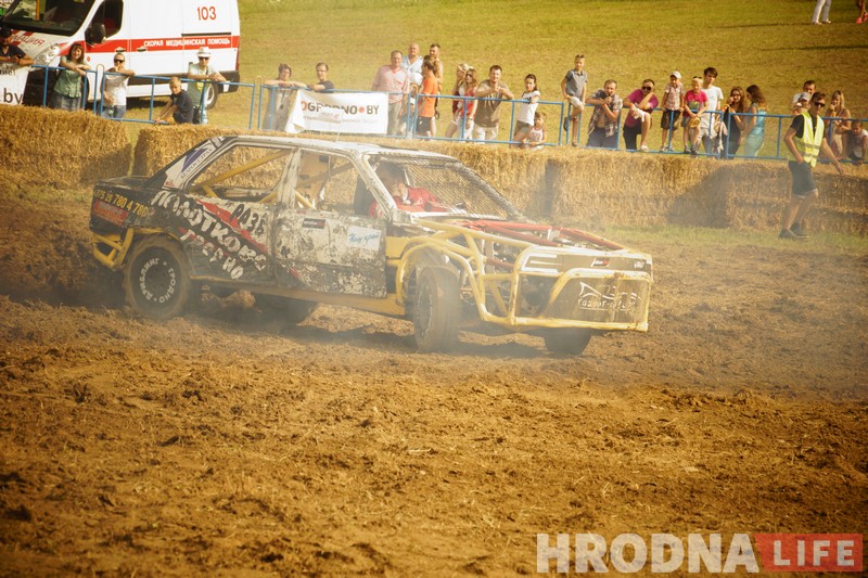 "Перамог на пустых колах". Чорная і белая "Волгі" сышліся ў фінальным двубоі гродзенскіх аўтабаёў "Перамог на пустых колах". Чорная і белая "Волгі" сышліся ў фінальным двубоі гродзенскіх аўтабаёў