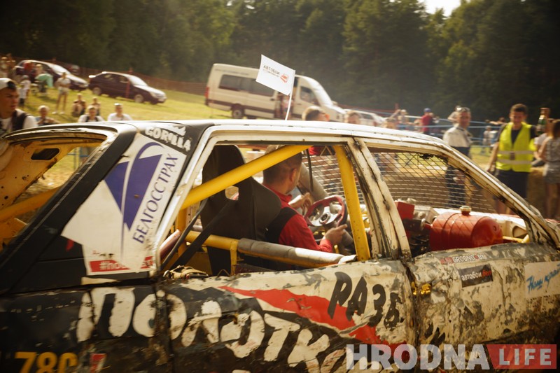 "Перамог на пустых колах". Чорная і белая "Волгі" сышліся ў фінальным двубоі гродзенскіх аўтабаёў "Перамог на пустых колах". Чорная і белая "Волгі" сышліся ў фінальным двубоі гродзенскіх аўтабаёў