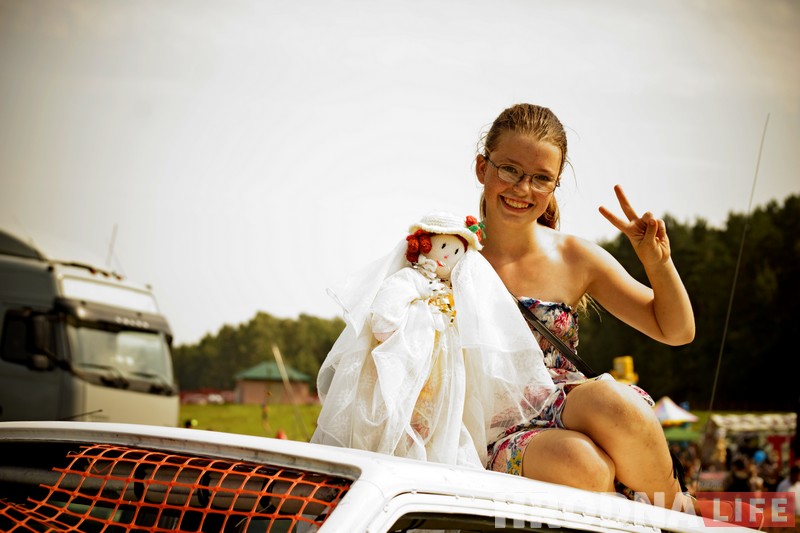 "Перамог на пустых колах". Чорная і белая "Волгі" сышліся ў фінальным двубоі гродзенскіх аўтабаёў "Перамог на пустых колах". Чорная і белая "Волгі" сышліся ў фінальным двубоі гродзенскіх аўтабаёў