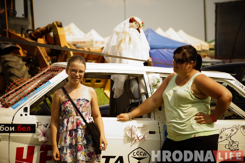 "Перамог на пустых колах". Чорная і белая "Волгі" сышліся ў фінальным двубоі гродзенскіх аўтабаёў "Перамог на пустых колах". Чорная і белая "Волгі" сышліся ў фінальным двубоі гродзенскіх аўтабаёў