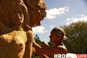 “Ніколі не ведаеш, што будзе ў канцы”. Разьбяры ў Каробчыцах ствараюць з дрэва новыя казкі