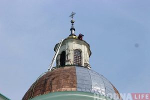 Пазіхацеў і хопіць. Купал Фарнага касцёла пачалі нанова фарбаваць Пазіхацеў і хопіць. Купал Фарнага касцёла пачалі нанова фарбаваць