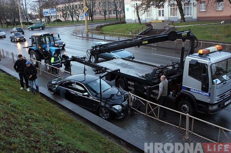 П'яная кампанія на Mercedes вылецела на тратуар: толькі цудам ніхто не пацярпеў П'яная кампанія на Mercedes вылецела на тратуар: толькі цудам ніхто не пацярпеў