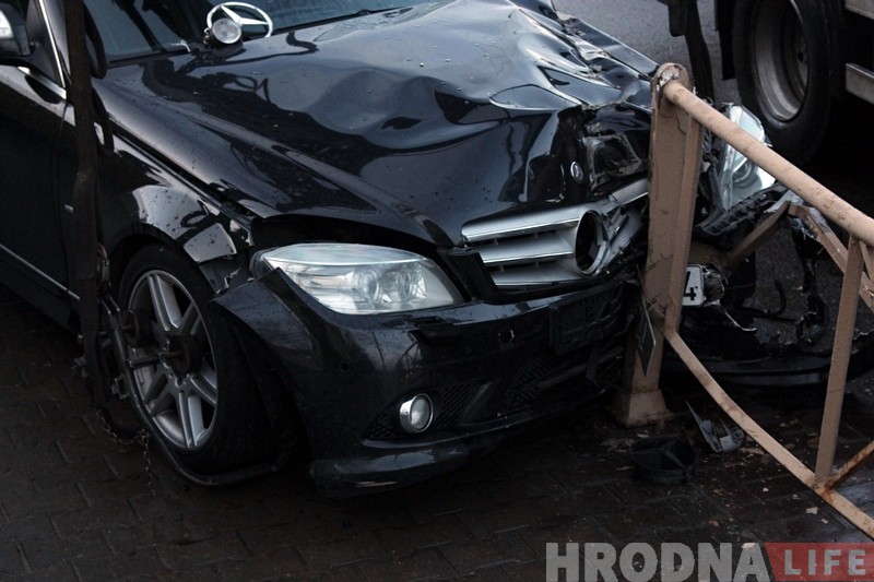 П'яная кампанія на Mercedes вылецела на тратуар: толькі цудам ніхто не пацярпеў П'яная кампанія на Mercedes вылецела на тратуар: толькі цудам ніхто не пацярпеў