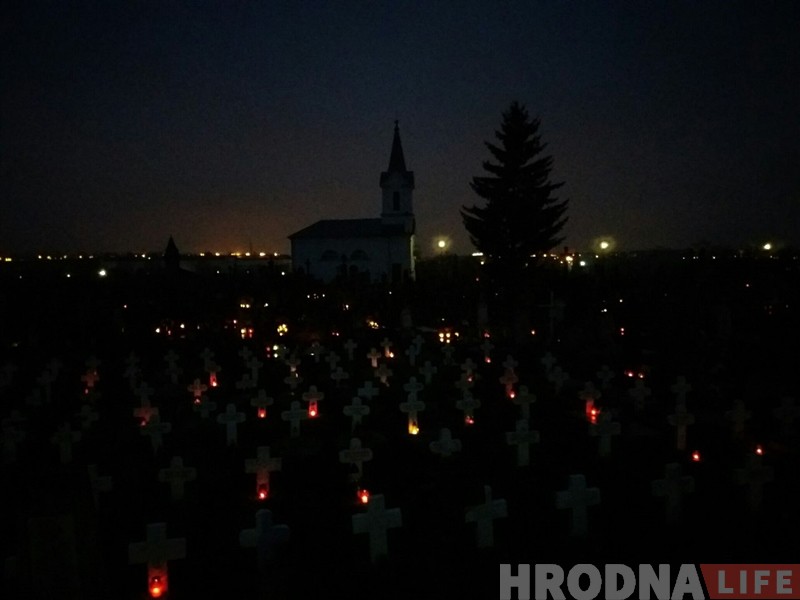 Старыя каталіцкія могілкі ў Гродне на Дзяды - гараць сотні знічак