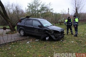 Ноччу на Гагарына кіроўца Honda збіў слуп і агароджу школы
