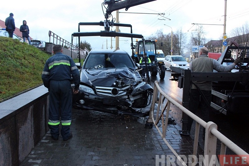 П'яная кампанія на Mercedes вылецела на тратуар: толькі цудам ніхто не пацярпеў П'яная кампанія на Mercedes вылецела на тратуар: толькі цудам ніхто не пацярпеў