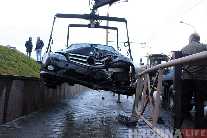 П'яная кампанія на Mercedes вылецела на тратуар: толькі цудам ніхто не пацярпеў П'яная кампанія на Mercedes вылецела на тратуар: толькі цудам ніхто не пацярпеў