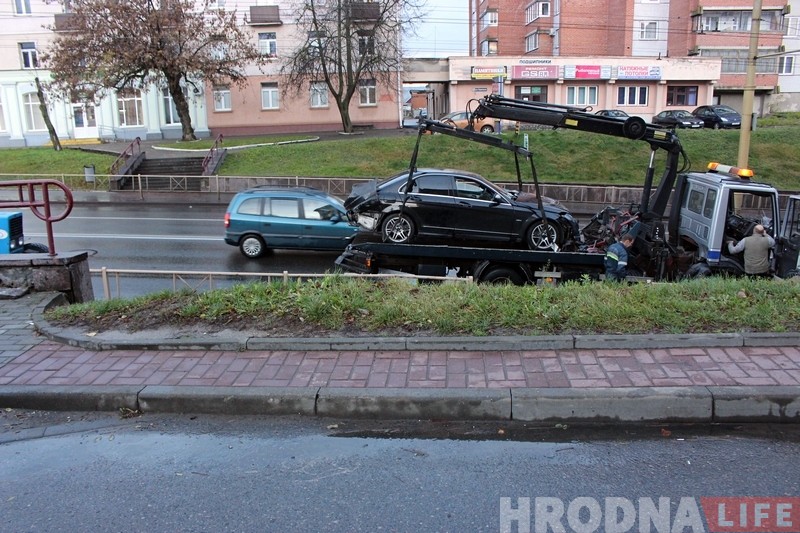 П'яная кампанія на Mercedes вылецела на тратуар: толькі цудам ніхто не пацярпеў П'яная кампанія на Mercedes вылецела на тратуар: толькі цудам ніхто не пацярпеў