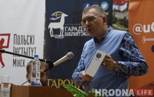 Памяць Наталлі Канюк уганаравалі Узнагародай Ядкоўскага і выданнем зборніка Аляксандр рыжы са сваёй прадукцыяй. Фота: Hrodna.life