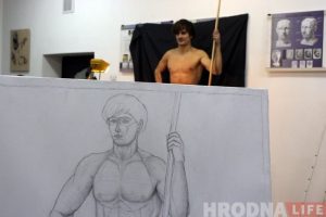 Як гэта - гадзінамі пазіраваць для мастакоў: натуршчык расказвае пра сваю працу