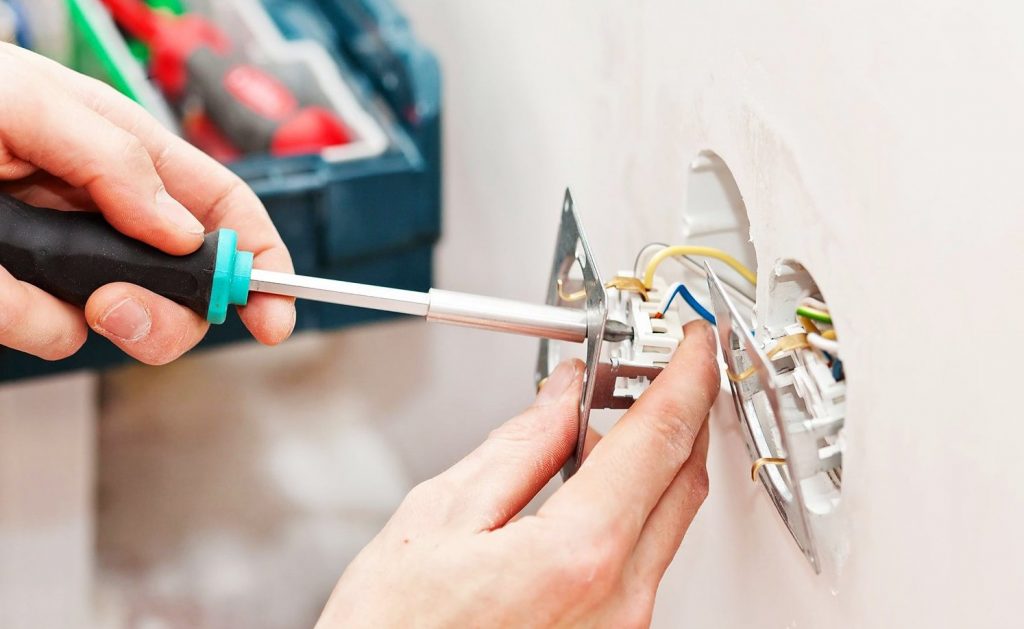 Пракуратура ўзбудзіла крымінальную справу на ашуканцаў-электрыкаў у Гродне