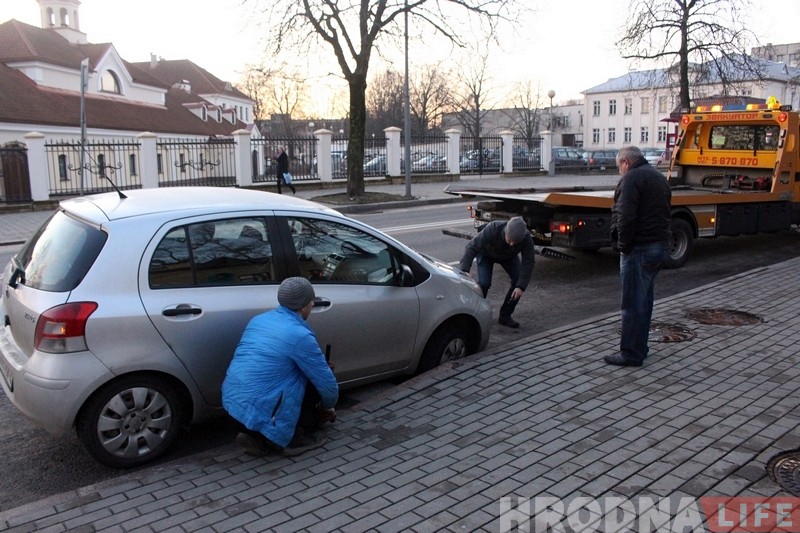 «Паркаваўcя і машына правалілася». На Горкага ліўневыя краты не вытрымалі легкавы аўтамабіль «Паркаваўcя і машына правалілася». На Горкага ліўневыя краты не вытрымалі легкавы аўтамабіль