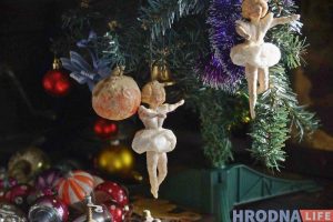 Святы Мікалай і стогадовыя балерыны. Да Калядаў і Новага года Януш Паруліс зладзіў выставу ёлачных цацак Святы Мікалай і стогадовыя балерыны. Да Калядаў і Новага года Януш Паруліс зладзіў выставу ёлачных цацак