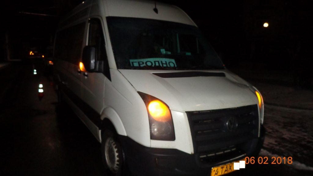 На пешаходным пераходзе ў цэнтры Гродна міжгародняя маршрутка збіла дзяўчыну