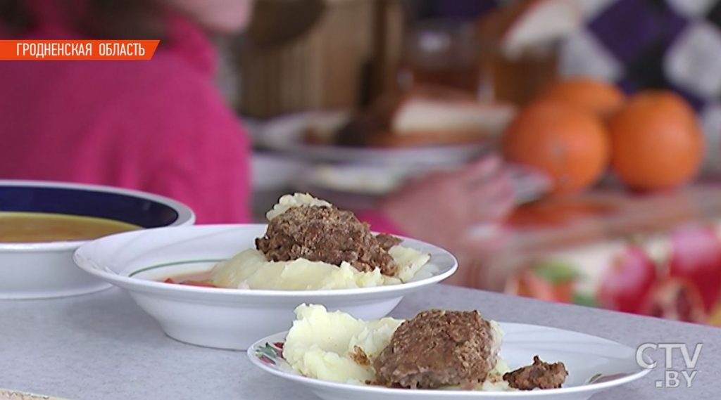 Крадуць мяса, грушы, сок: работнікі школьных сталовых па-ранейшаму выносяць прадукты