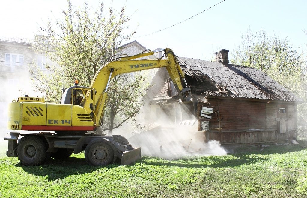 Каля шпіталя на Гагарына пашыраць паркоўку. Яна будзе на месцы знесенага векавога дома