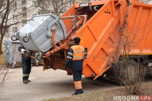 На вялізнай машыне па вузкіх дварах. Рэпартаж з кабіны смеццявоза, дзе працуе лепшы кіроўца Гродна Смеццявоз у Гродне забірае смецце