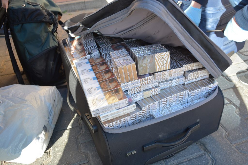 Польскія пагранічнікі злавілі кантрабандыста, які вазіў цыгарэты чамаданамі