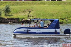 Не толькі рачное таксі, але і экскурсіі: для прагулак па Нёмане запусцілі кацеры