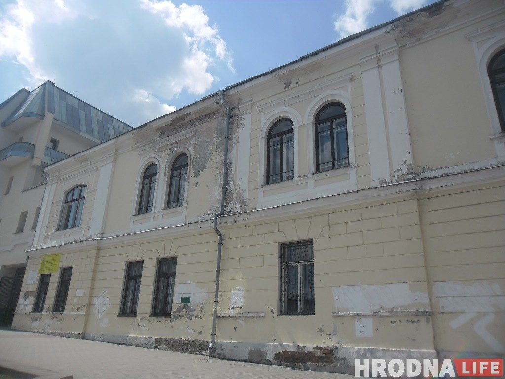 Рэстаўрацыя па-гродзенску: як давесці будынак да катастрофы, а пасля гераічна яго аднаўляць