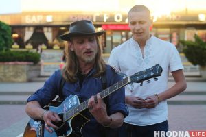 У цэнтры Гродна спявалі Вольскага і раздавалі зніжкі на канцэрт