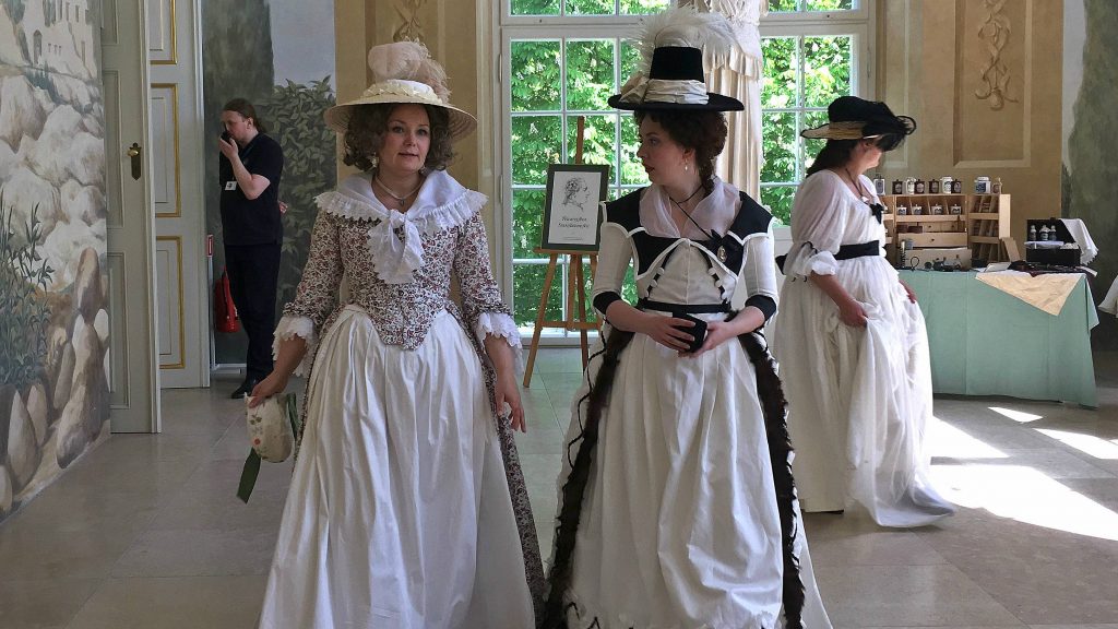 Макіяж здымалі нажом: як жылі модніцы ў часы Панятоўскага Макіяж здымалі нажом: як жылі модніцы ў часы Панятоўскага