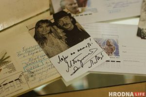 Куміры тэатру і кіно пад адным дахам: выстава з прыватнай калекцыі гродзенкі адкрылася ў бібліятэцы