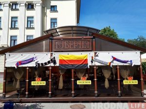 У кафэ ў цэнтры Гродна скралі сцяг Расіі. Цяпер павесілі Германіі - але дагары нагамі