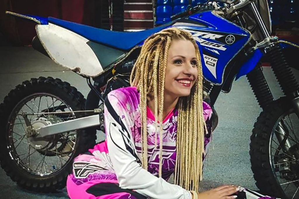 Дзяўчына-мотакаскадёр: «Стала выконваць смяротныя трукі на матацыкле, таму што закахалася да страты розуму»