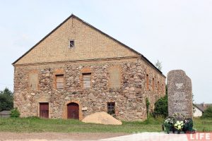 "Тут загінулі яўрэі". Сям'я з Англіі ездзіць па Беларусі і ставіць мемарыялы ахвярам Халакосту