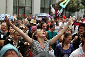 Шэсцем пад праліўным дажджом адкрылі ў Гродне Біг-міні-фестываль Шэсцем пад праліўным дажджом адкрылі ў Гродне Біг-міні-фестываль