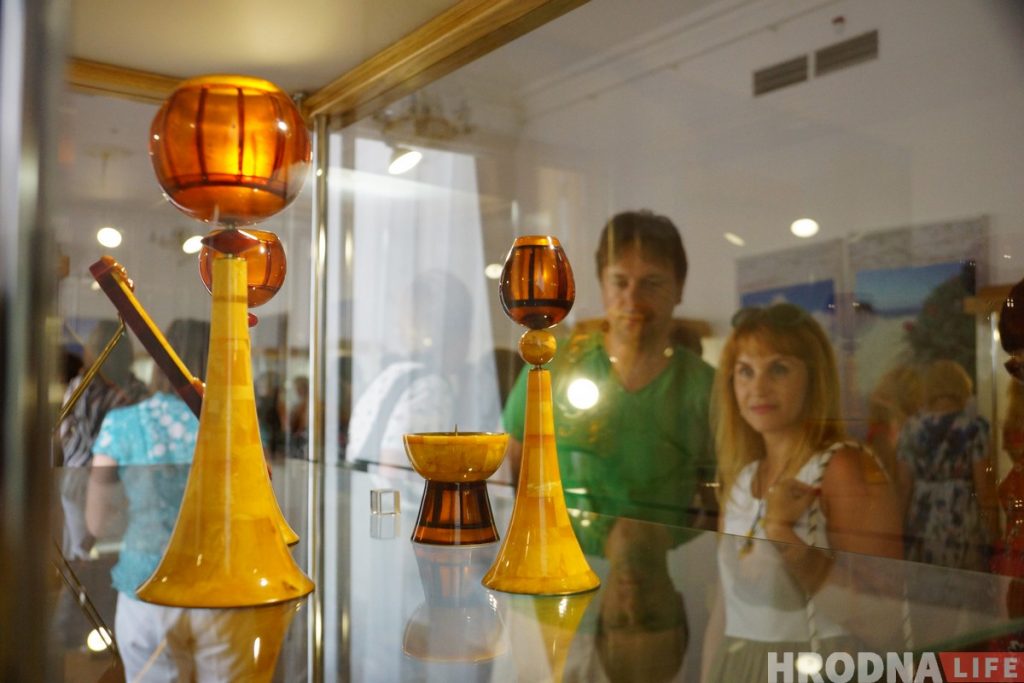 Золата Балтыкі ў 200 адценнях. Выстава бурштыну з Калінінграда адкрылася ў Гродне