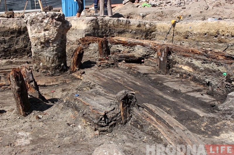 Падчас раскопак на Старым замку знайшлі рэшткі драўляных пабудоў XIV стагоддзя