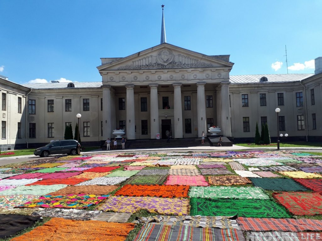 Глядзіце, як прыгожа выглядае сушка старых дываноў і посцілак ля Новага замка
