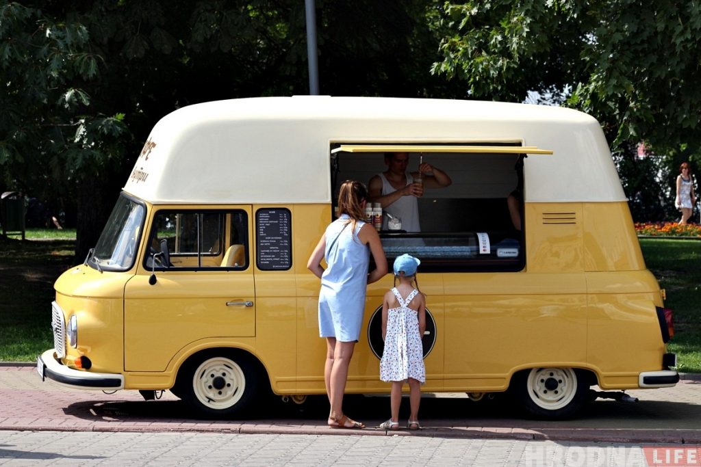 Яшчэ адзін фудтрак: гродзенцы аднавілі стары фургон і прадаюць там напоі