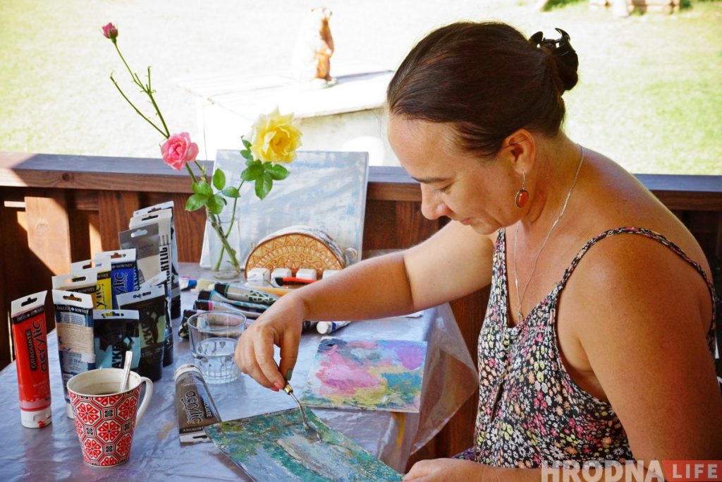 У мастацтве толькі дзяўчаты. Першы ў Беларусі  пленэр для мастакоў-жанчын прайшоў пад Гродна