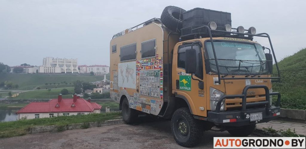 Фотафакт: у Гродна прыбылі сусветна вядомыя вандроўцы з Аўстраліі. 13 гадоў таму яны пачалі кругасветку