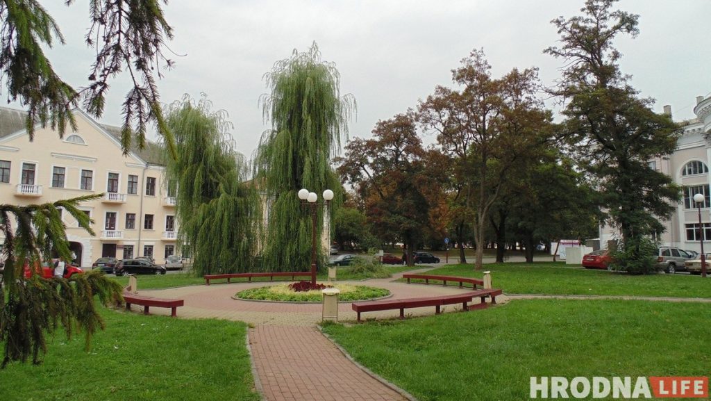 Сквер за “тэкстылямі” перажывае апошнюю восень: там пабудуюць офісны цэнтр. Што думаюць гродзенцы?