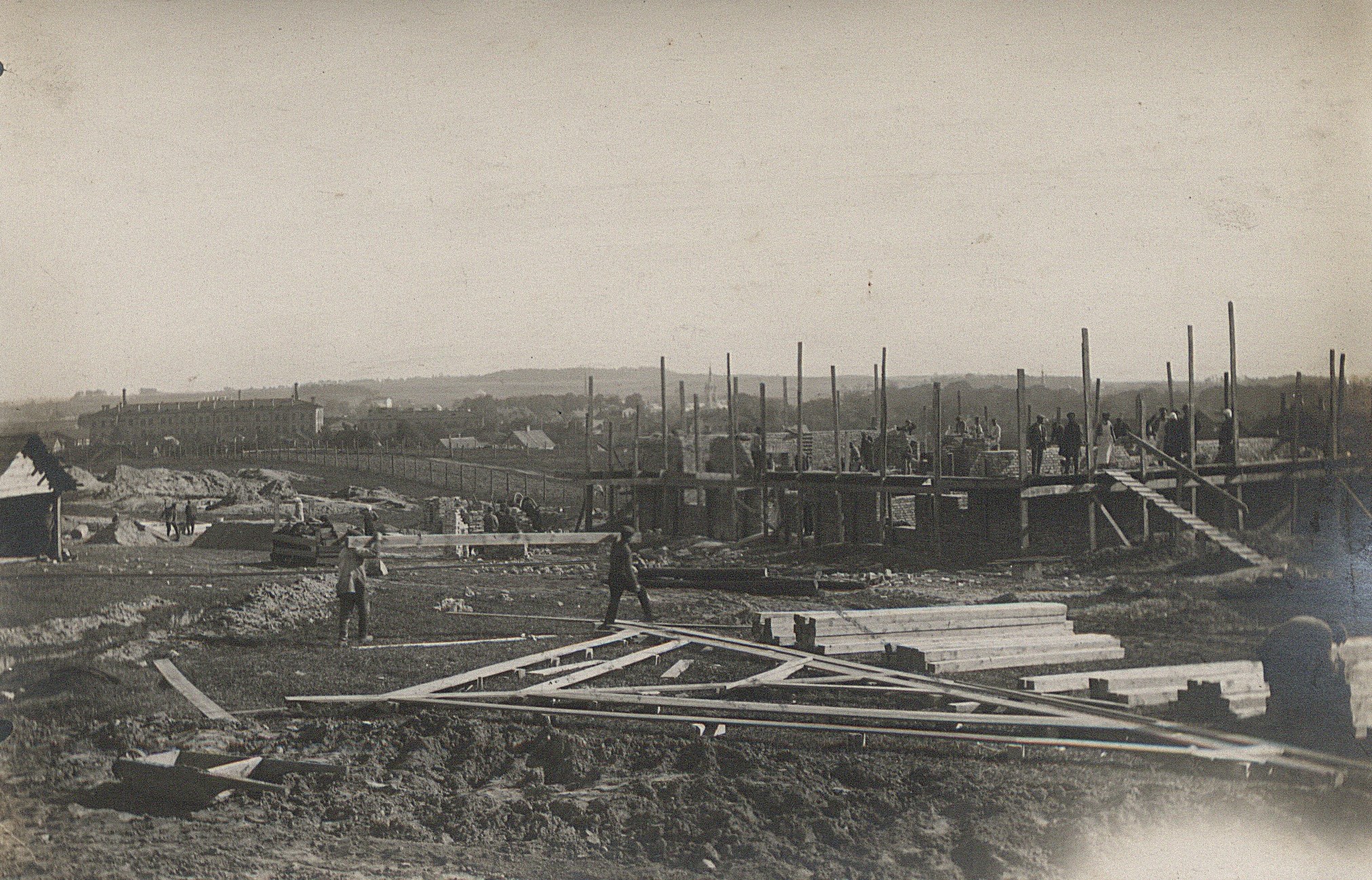 Будаўніцтва дома па вул. Астроўскага 4. Фота 1924 г. На другім плане сучасная вуліца Дзяржынскага з вайсковым шпіталем.