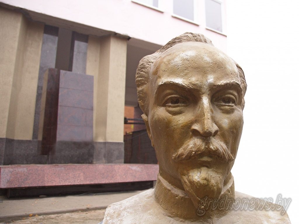У гімназіі ў Гродне абнаўляюць помнік Феліксу Дзяржынскаму