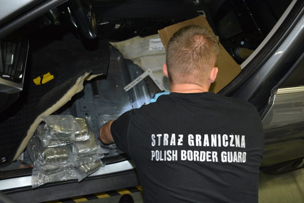 Памежнікі ў Кузніцы знайшлі ў расіяніна 70 кг гашышу