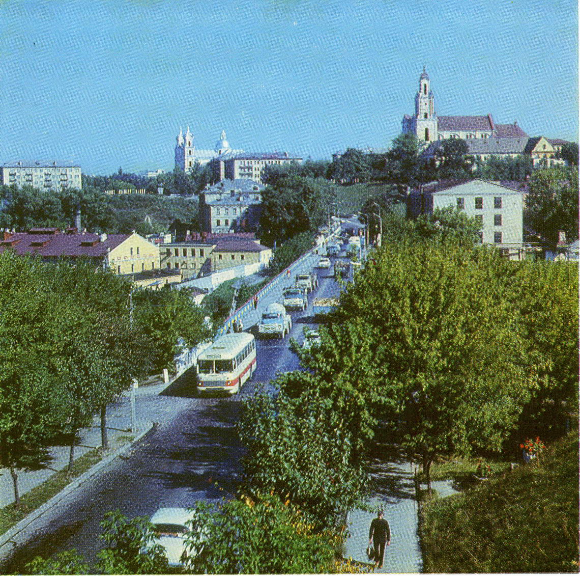 Праз мост ехалася па зялёным тунэлі. Здымак 1976 г.