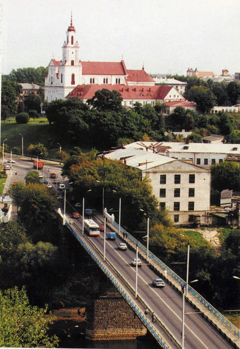 Праз мост ехалася па зялёным тунэлі. Здымак 2001 г.