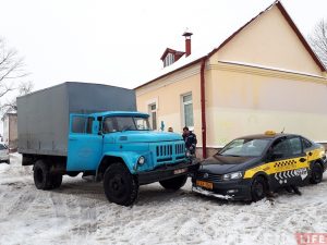У Гродне на машыну зваліўся будаўнічы плот. Уладальнік звярнуўся ў пракуратуру