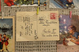 Абавязкова зазірніце! У краме "Лёля" зрабілі выставу старых калядных паштовак і святочных анёлкаў